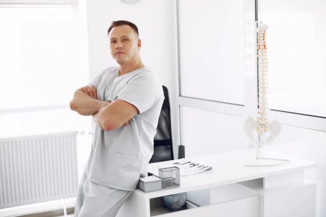 Pielęgniarstwo czy fizjoterapia – co wybrać dla lepszej kariery?